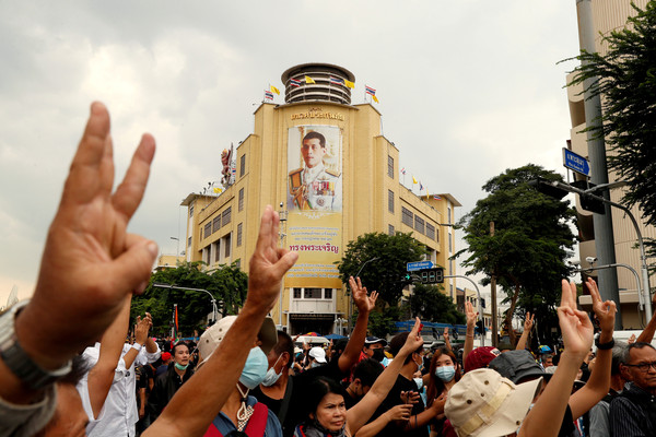 ▲▼緬甸民間聲援被捕的翁山蘇姬，在遊行中舉起電影《飢餓遊戲》中的三指禮，象徵「自由、平等、博愛」。（圖／路透）