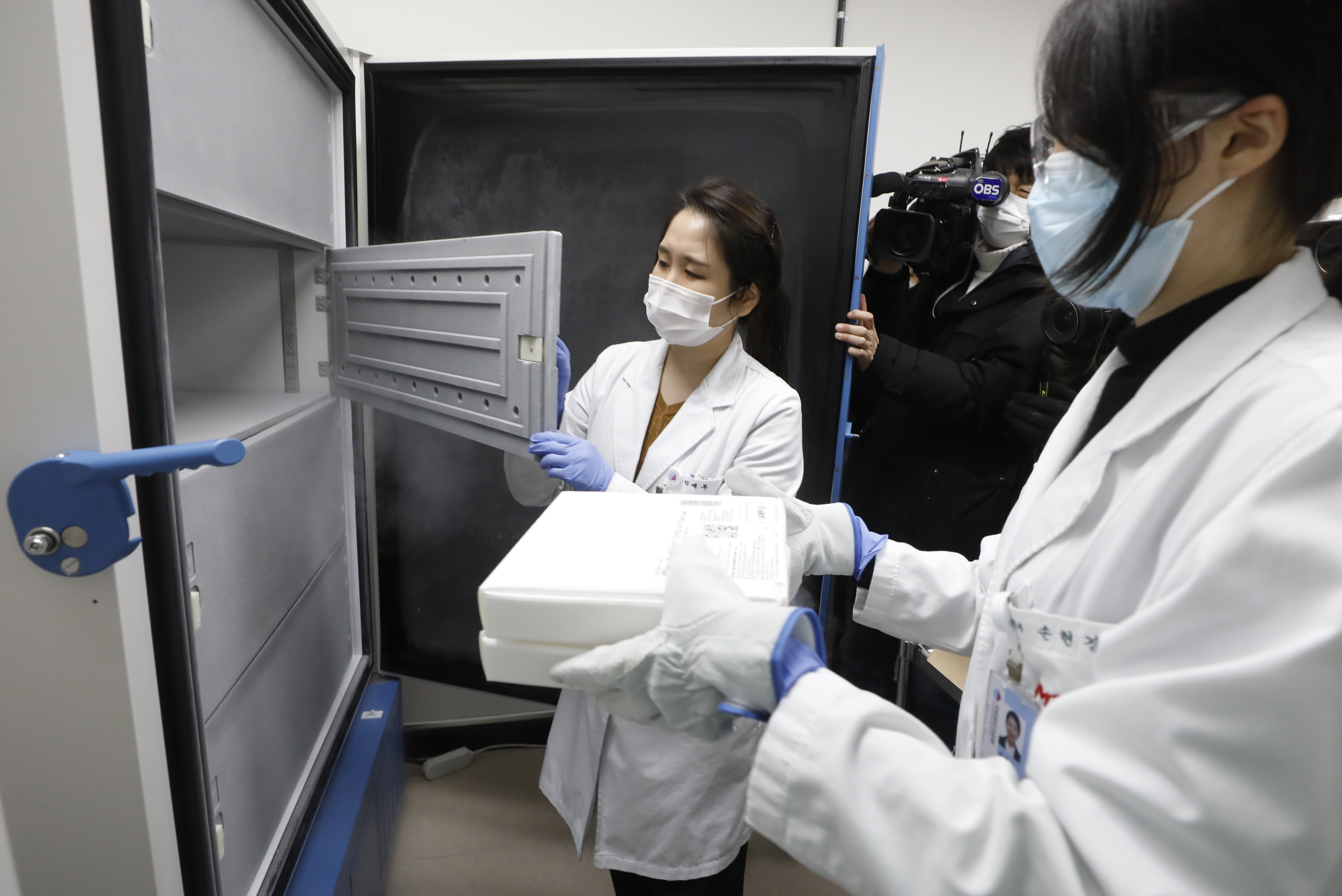 ▲▼正式展開接種工作以前，南韓模擬將疫苗存放於國家醫療中心冷凍櫃中。（圖／達志影像）