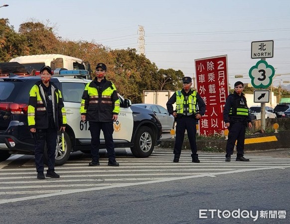 ▲▼員警載上標語口罩宣導高乘載讓民眾一目了然，減少近距離過度交談，。（圖／大溪警分局提供）