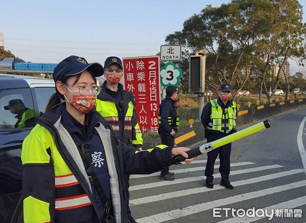 ▲▼員警載上標語口罩宣導高乘載讓民眾一目了然，減少近距離過度交談，。（圖／大溪警分局提供）