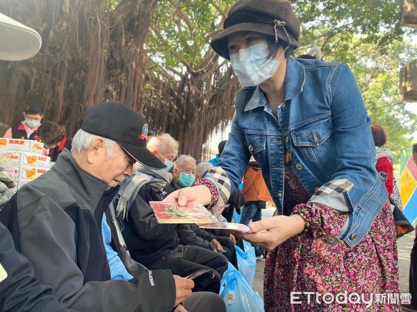 ▲罹癌化療中的台南市議員林燕祝，抱病抱病前往永康陸嘉社區探望榮家長輩，送上春節民生物資及保暖衣物拜早年。（圖／記者林悅翻攝，下同）