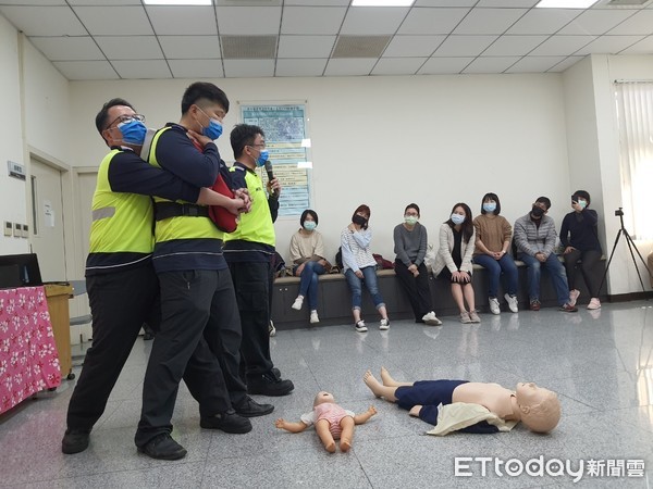 ▲資深教官開課教CPR　附設嬰幼兒托育…半小時後保母全累趴。（圖／記者陳凱力翻攝）