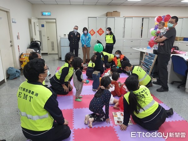 ▲資深教官開課教CPR　附設嬰幼兒托育…半小時後保母全累趴。（圖／記者陳凱力翻攝）