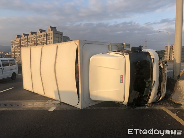 ▲▼國3南下12.3公里處汐止段一輛貨車翻車。（圖／記者張君豪翻攝）