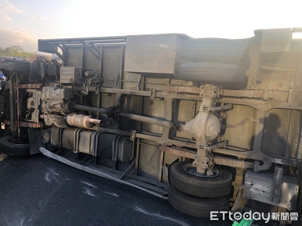 ▲▼國3南下12.3公里處汐止段一輛貨車翻車。（圖／記者張君豪翻攝）