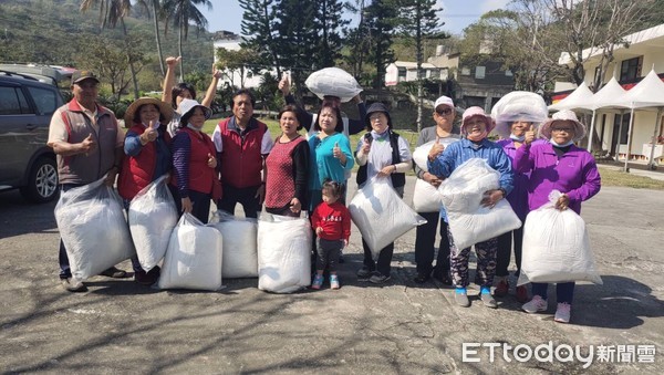 ▲▼國民黨花蓮縣黨部募集百床棉被，由志工媽媽們親手送到豐濱鄉各村落弱勢家庭。（圖／國民黨花蓮縣黨部提供，下同）