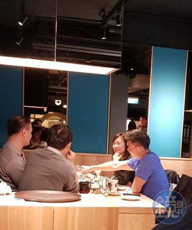 連勝武（右1）與妻子路永佳（右2）昨晚被讀者直擊在台北市東區一間日式料理餐廳與另外3名男性友人聚餐。（讀者提供）