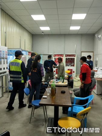 ▲東港警分局與移民署屏東縣專勤隊、國境事務大隊高雄港隊4日晚在對東港等漁港附近外籍移工聚集處所宣導查訪。（圖／記者陳崑福翻攝，以下同）