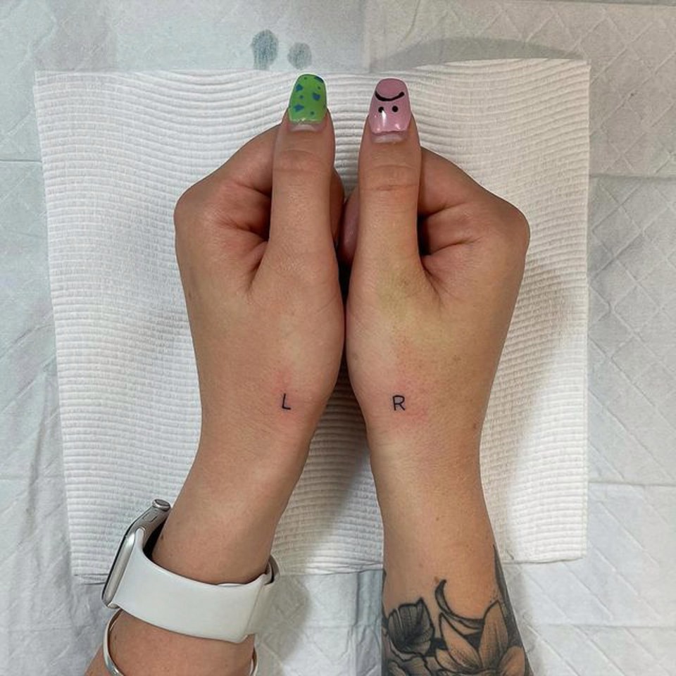▲▼女子把左與右刺在手上。（圖／翻攝自Instagram／@hunterandfoxtattoo）