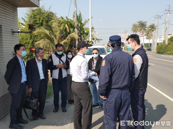 ▲台南市道安會報小組2月4日邀集道安顧問、警察局、工務局、當地區公所及里長等相關單位，會勘日前台江大道重大死亡車禍現場。（圖／記者林悅翻攝，下同）