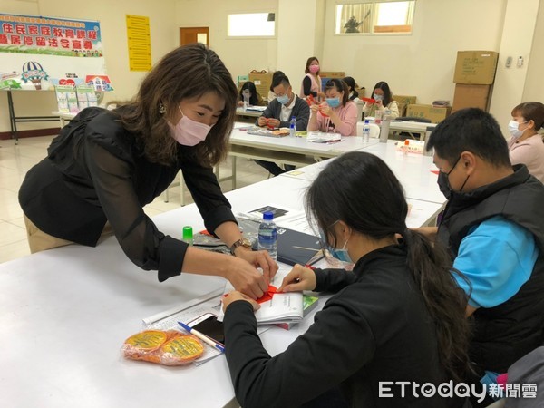 ▲今日移民署南區事務大隊雲林縣服務站家庭教育課程，準備越南傳統粽子及臺灣的蘿蔔糕、發糕等食品，邀請越南語講師帶領大家學習簡易中文及越語的新年詞彙。（圖／記者蔡佩旻翻攝）