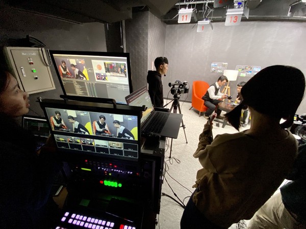 世新電台節目直播實況。（圖／世新大學提供）