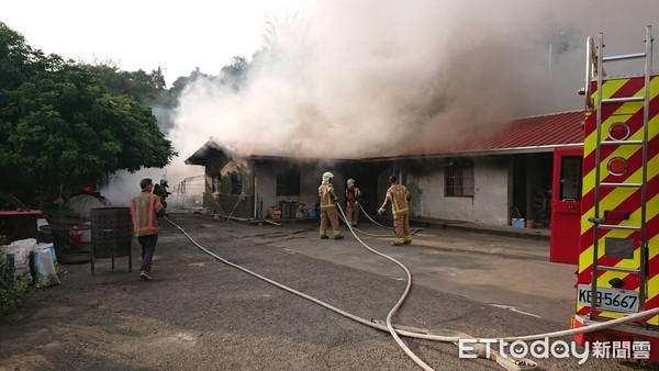 ▲台南市東山區林安里１處民宅，5日下午發生火警，台南市消防局出動消防人員前往搶水搶救，火勢迅撲滅，幸好無人員受困傷亡。（圖／記者林悅翻攝）