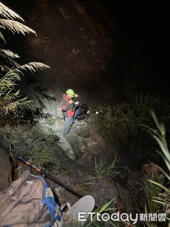 ▲屏東縣政府消防局出動人員找到陳姓登山客             。（圖／記者陳崑福翻攝，以下同）