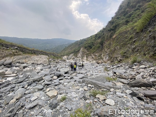 ▲屏東縣政府消防局出動人員找到陳姓登山客             。（圖／記者陳崑福翻攝，以下同）