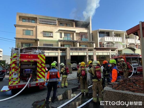 ▲台南市仁德區長興三街2巷6日上午傳出住宅火警，住宅頂樓冒出火舌濃煙，大批消防人車前往搶救。（圖／記者林悅翻攝，下同）