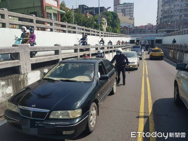 ▲車子在地下道拋錨警方合力推上路邊。（圖／記者唐詠絮翻攝）