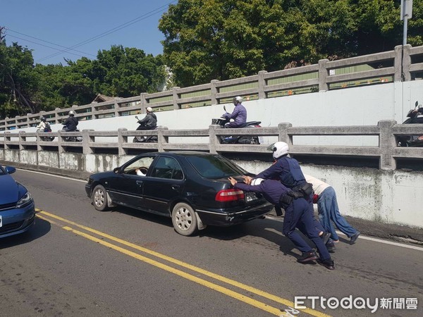 ▲車子在地下道拋錨警方合力推上路邊。（圖／記者唐詠絮翻攝）