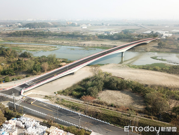 ▲彰南路大肚橋通車。（圖／彰化縣政府提供）