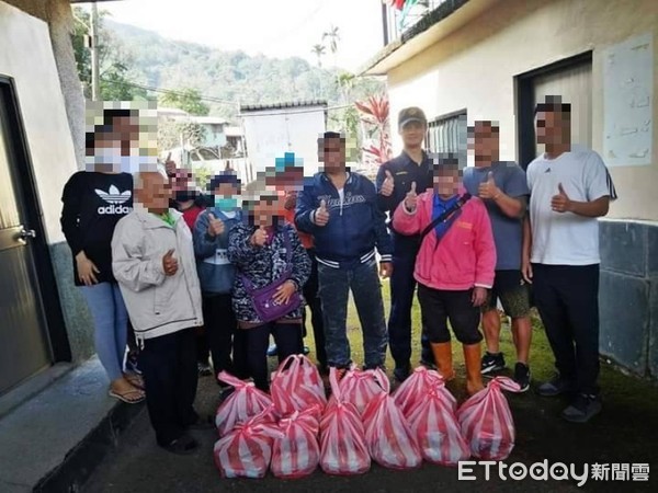 ▲三地門警結合善心人士致贈民生物資給德文部落弱勢、獨居長輩             。（圖／記者陳崑福翻攝）