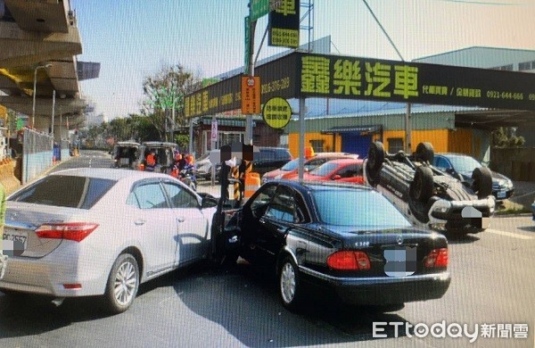 ▲▼疑似闖紅燈的自小客貨車被2部車「聯手」撞翻。（圖／八德警分局提供）