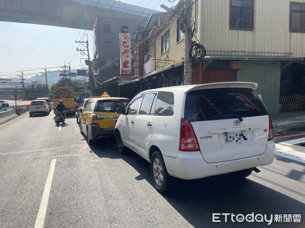 ▲▼五股一名男子塞車恍神造成3車連環車禍。（圖／記者陳豐德翻攝）