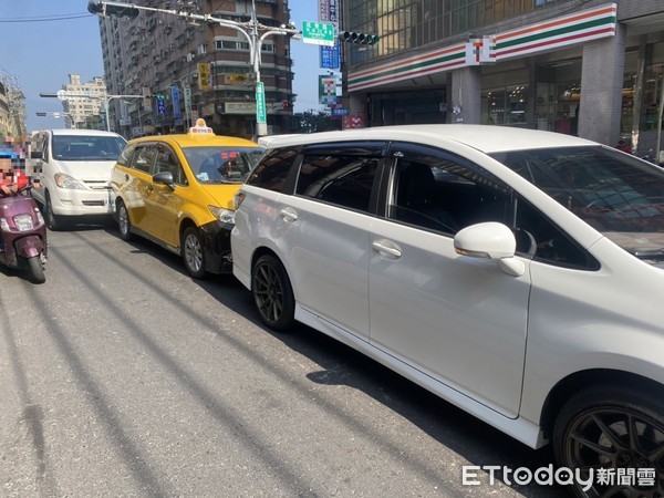 ▲▼五股一名男子塞車恍神造成3車連環車禍。（圖／記者陳豐德翻攝）