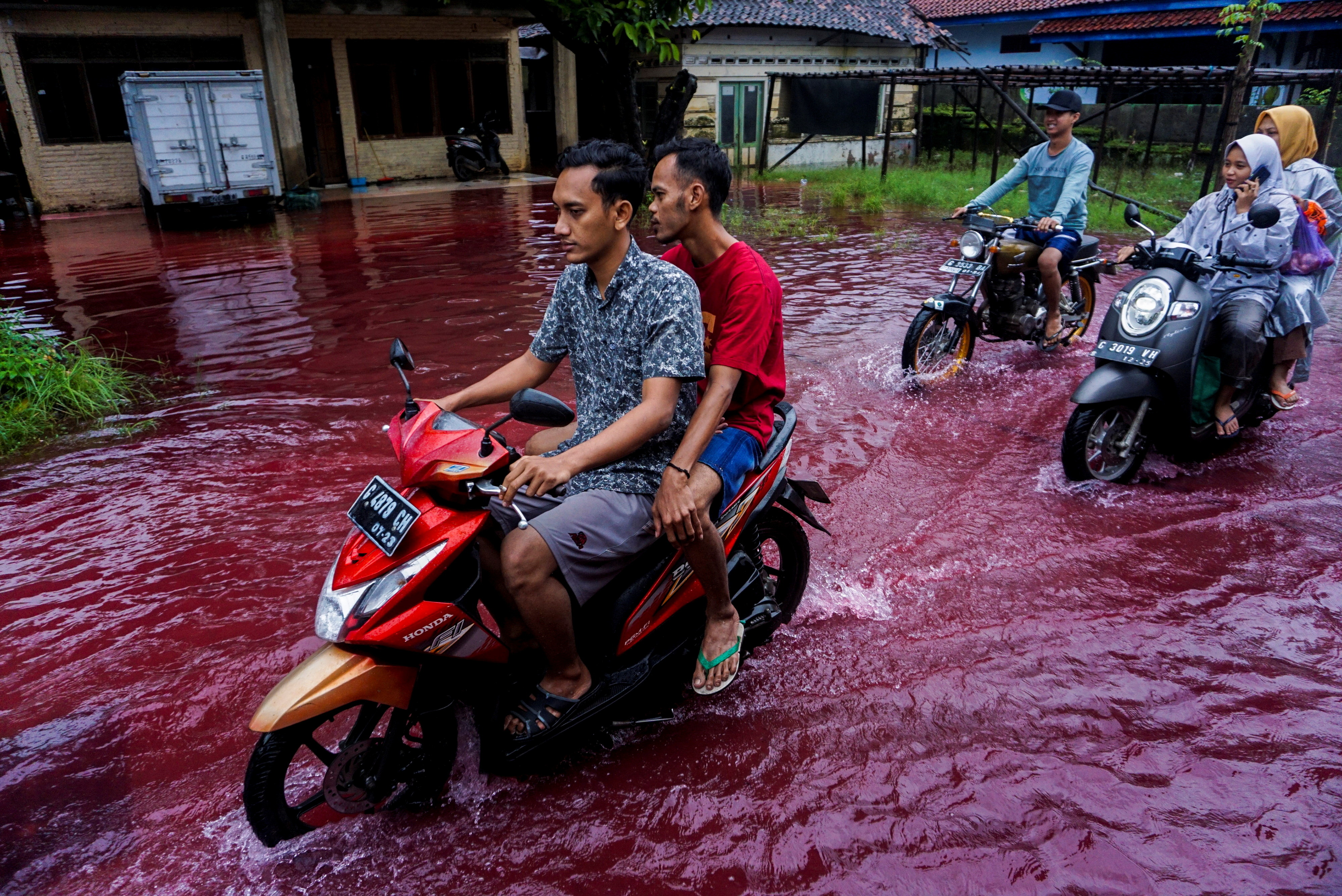 ▲印尼北加浪岸發生「紅」水災情。（圖／路透）
