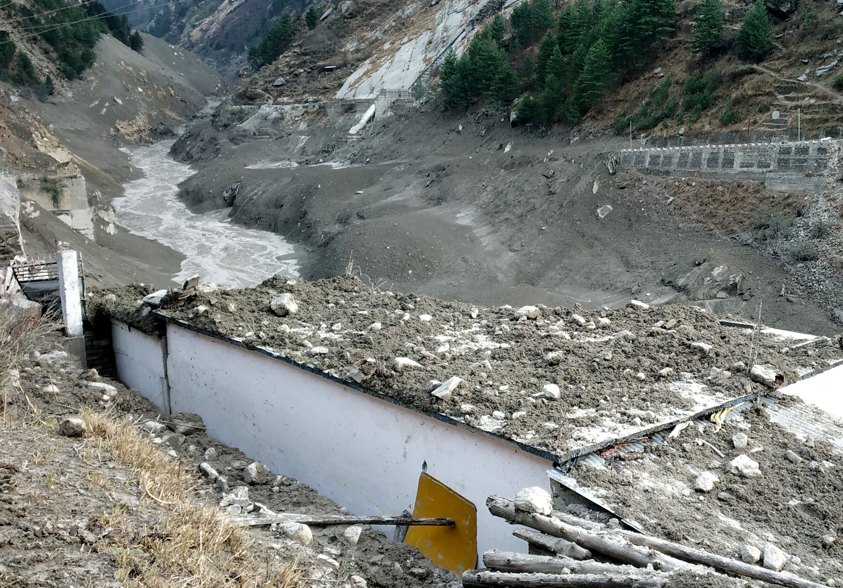 ▲▼印度喜馬拉雅山南達德維冰川（Nanda Devi glacier）斷裂沖破水壩，釀至少百死。（圖／路透）