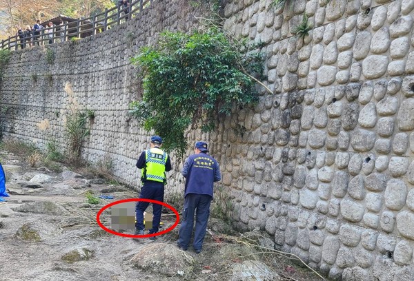 ▲五峰花園溪河床驚見年輕男屍　家人：2天前出門未歸才報警…。（圖／讀者提供）