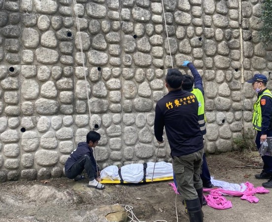 ▲五峰花園溪河床驚見年輕男屍　家人：2天前出門未歸才報警…。（圖／讀者提供）