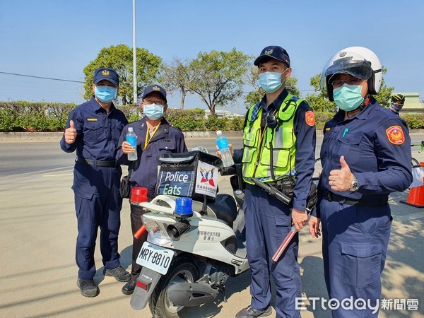 ▲台南市麻豆分局首創「Police Eats」行動補給站，仿效美食外送平台，於外送袋內裝滿各式補充體力餅乾及補給飲料等，讓執勤員警，能迅速補充體力。（圖／記者林悅翻攝，下同）