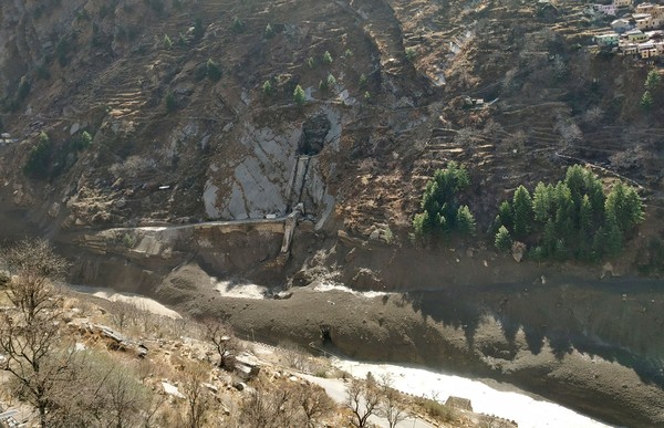 印度北部的北安查爾邦（Uttarakhand，北與中國接壤）7日發生冰川斷裂事件，爆發大規模洪水 。（圖／路透）