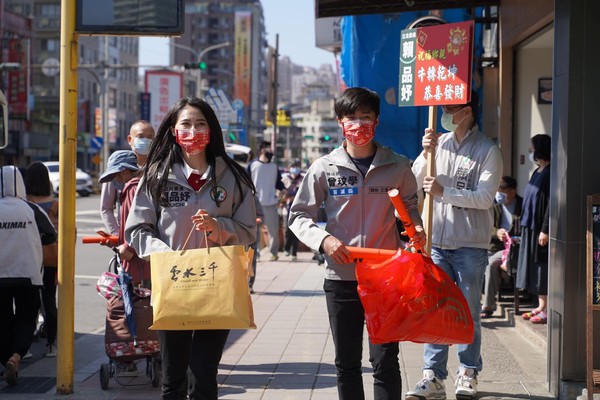 ▲▼賴品妤與曾玟學發放春聯。（圖／翻攝自賴品妤˙臉書）