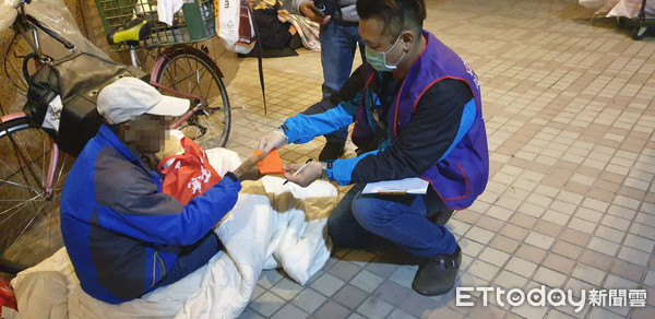 ▲▼人安基金會同仁執行夜訪送禮。（圖／記者黃彥傑翻攝）