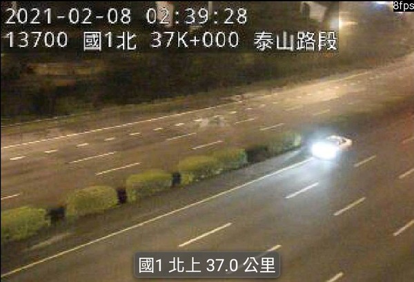 ▲轎車逆向在國道內側高速行駛。（圖／記者游宗樺翻攝）