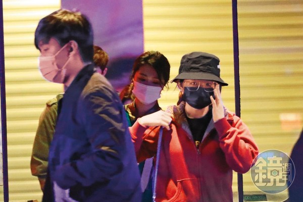 1月29日00：26，凌晨時分，結束Sing Go KTV直播活動後，壞特（右）全副武裝從ATT門口走出來。