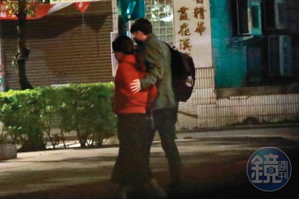 1月29日02：14，兩人在捷運南勢角站附近下車後，老外將手扶在壞特的腰上，互動相當親密。