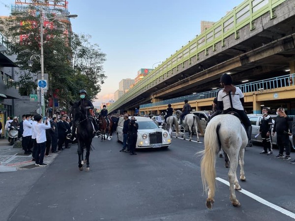 馬術騎隊在前方導引靈車，送王知強最後一程。（翻攝法門汽車臉書）