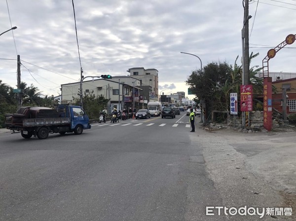 ▲中華大橋至富山護漁區路段，於機（慢）車道兩側區間擺設交通錐，防自小客車右側違規超車，影響行車動線。（圖／台東警察分局提供，下同）