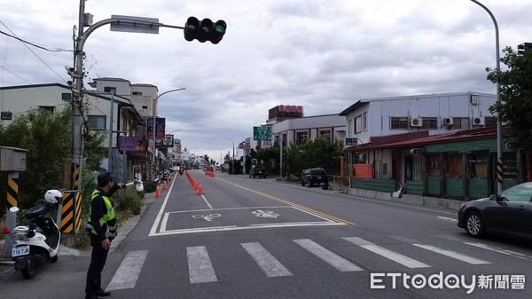 ▲中華大橋至富山護漁區路段，於機（慢）車道兩側區間擺設交通錐，防自小客車右側違規超車，影響行車動線。（圖／台東警察分局提供，下同）