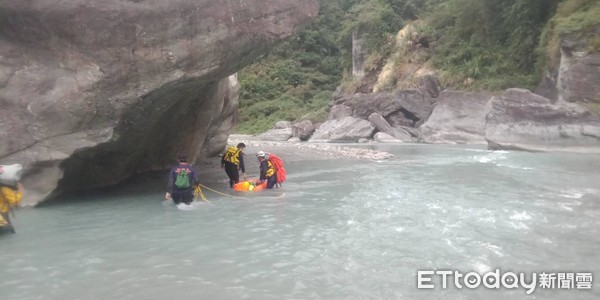 ▲▼救援人員以人力搬運、拖拉、水面漂浮等方式運送歷經2小時。（圖／花蓮消防局提供，下同）