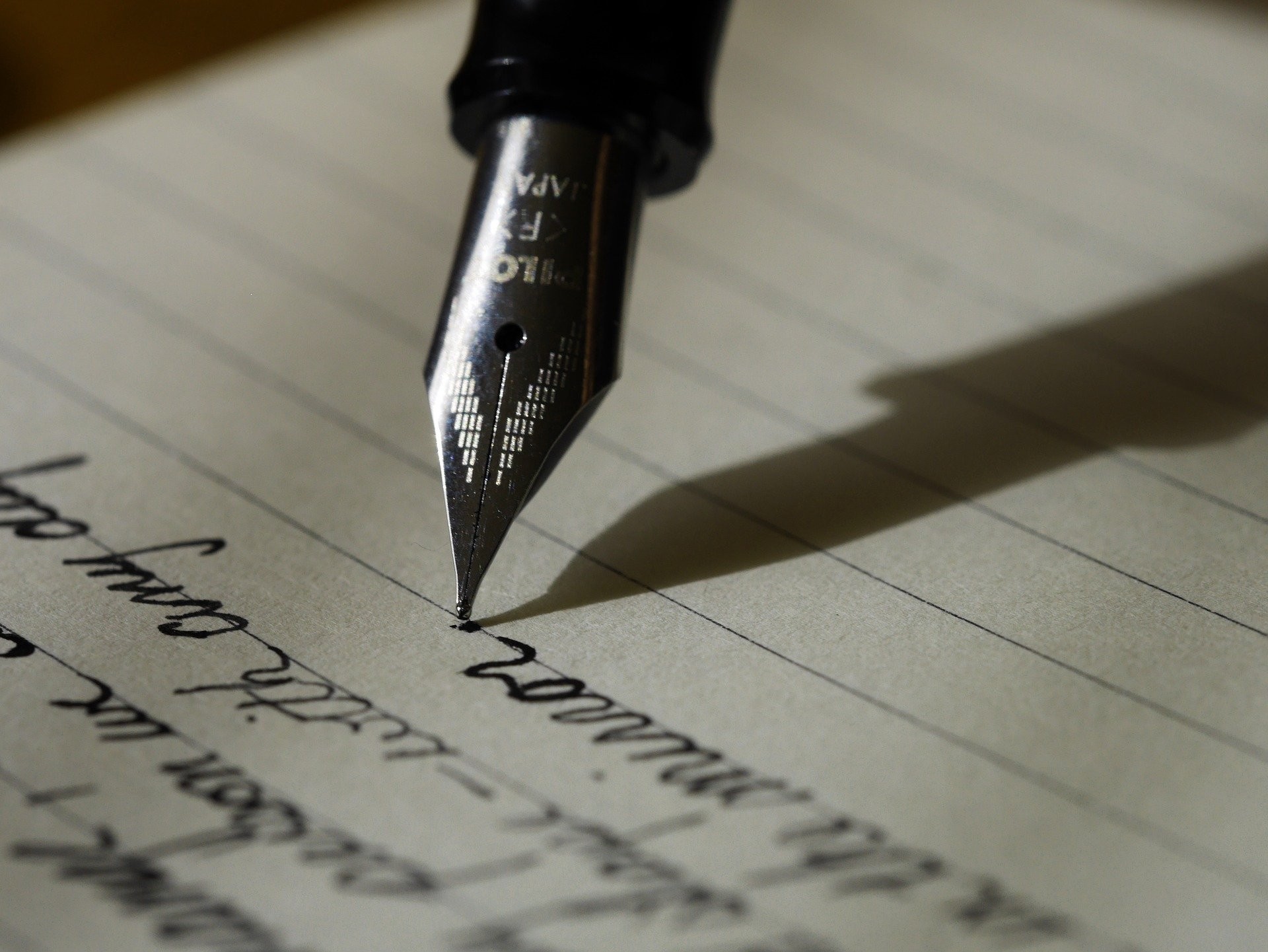 ▲艾蜜莉推薦，用「一隻筆、一張紙」就能助眠。（示意圖／取自免費圖庫Pixabay）