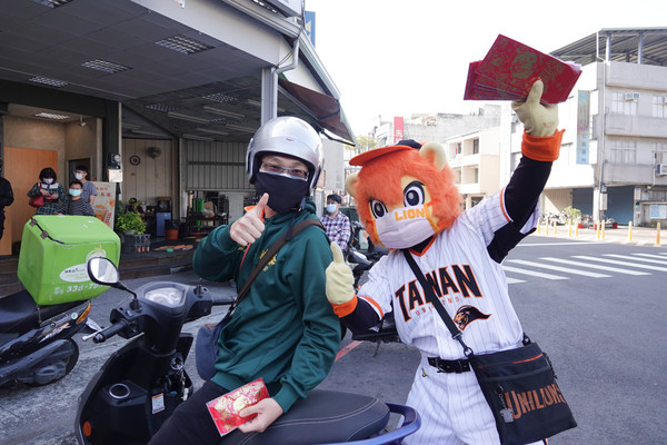 ▲萊恩發紅包 。（圖／球團提供）