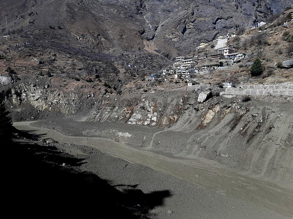 ▲印度喜瑪拉雅山楠達德維冰川（Nanda Devi glacier）冰川部分斷裂，附近的道里根加河（Dhauli Ganga）滿是泥漿。（圖／達志影像／美聯社）