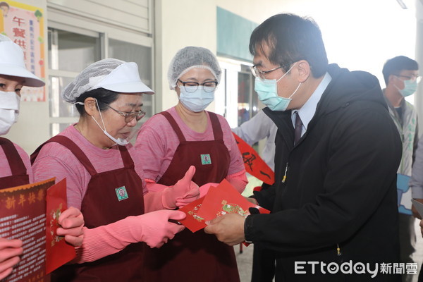 ▲台南市長黃偉哲在教育局長鄭新輝的陪同下，前往新南國小實地關心開學前學校廚房的整備工作，並致贈春節禮券予返校進行廚房環境打掃校廚們。（圖／記者林悅翻攝，下同）