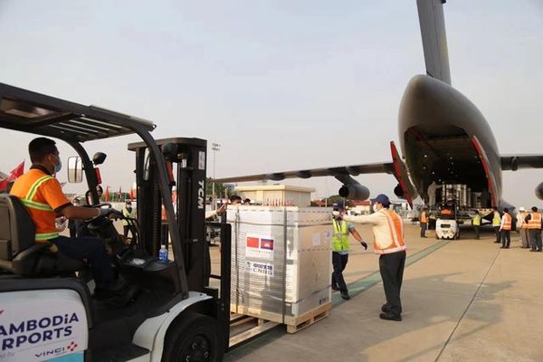 ▲柬埔寨首相洪森親自在金邊機場迎接解放軍運20運送的新冠疫苗。（圖／翻攝環球時報）