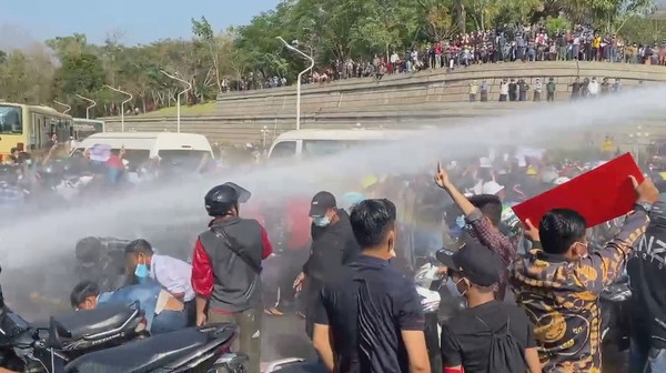 ▲▼ 緬甸首都奈比多8日爆發激烈反政變抗爭，警方出動水炮車。（圖／路透）