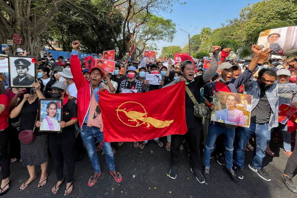 ▲▼ 緬甸最大城仰光8日也湧現示威人潮。（圖／路透）