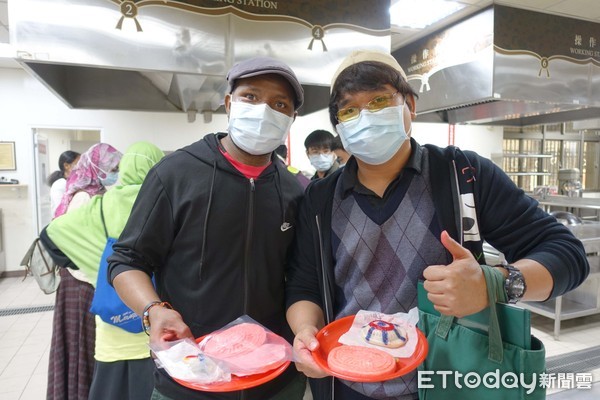 ▲屏東科技大學國際事務處請專業老師教境外生們自行DIY製做「紅龜粿」特色米食與「紙糕餅」藝術品            。（圖／記者陳崑福翻攝，以下同）